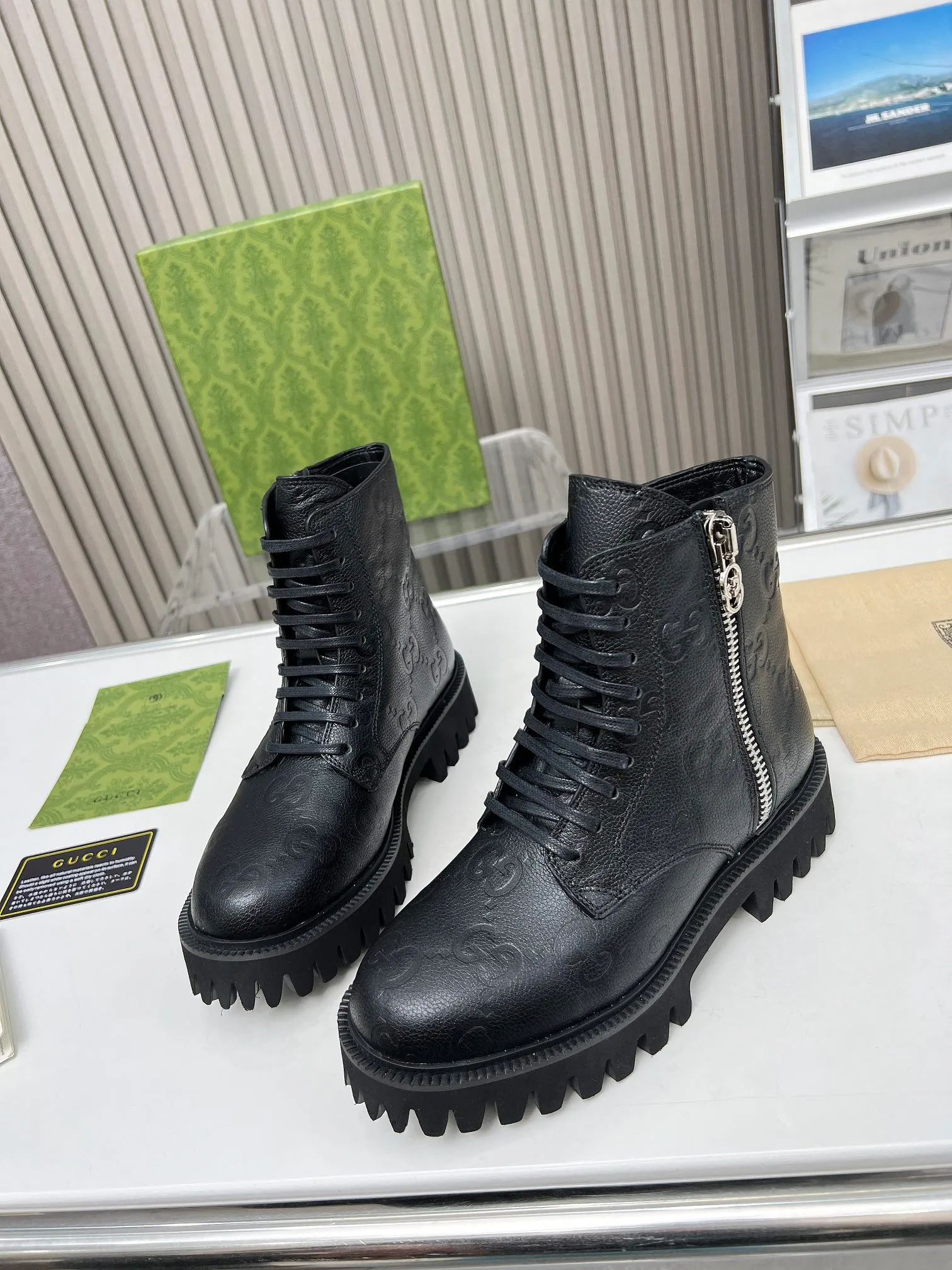 👟👟Ex-factory price 540👟👟 Gucci 2023 super cool Martin boots, the GG logo continues to shine in the new series, comfort and lightness are ingeniously presented on this women's leather boots. The classic GG pattern evolved from the name of the brand's founder, Mr. Guccio Gucci. It was first used in the 1930s. After nearly a century of development, it still provides inspiration for the brand to explore new expressions. Code number:35-43#